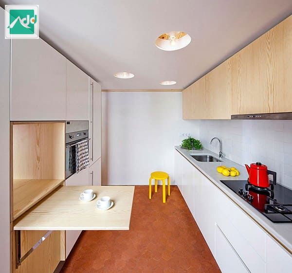 Thiết kế bếp chung cư hiện đại, sàn lát gạch tông nâu nổi bật