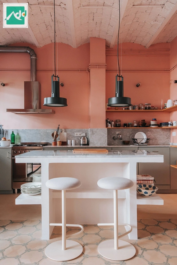 Đảo bếp nhỏ xinh xắn với hai chiếc ghế màu trắng nhỏ kiểu dáng đáng yêu
